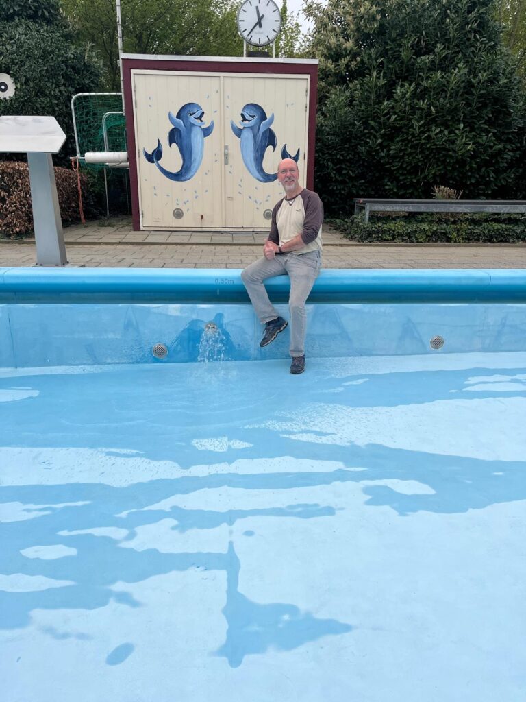 Het zwembad wordt gevuld.